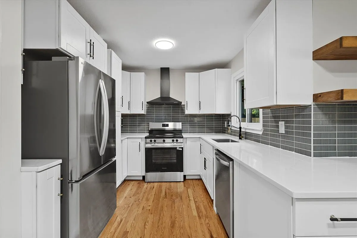3 bed, 1010 sqft, $2,399 — Photo 3