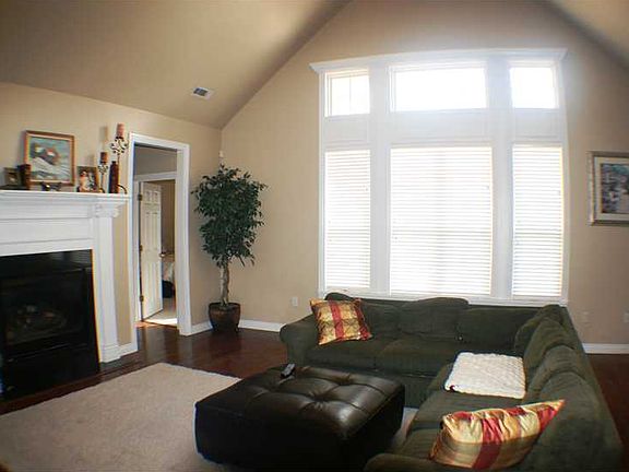 2nd image of 2542 N Middleton Way