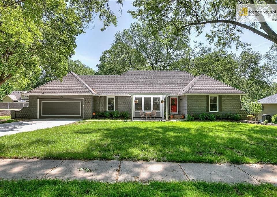 Parklike setting!  Flat, fenced yard!