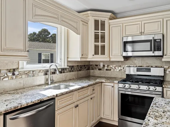 4 Lagos Ct, Toms River, NJ 08757