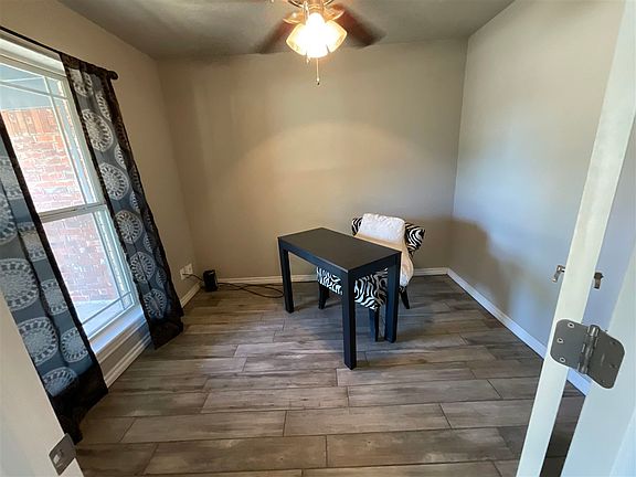 4th image of 303 NW Tanglewood Cir