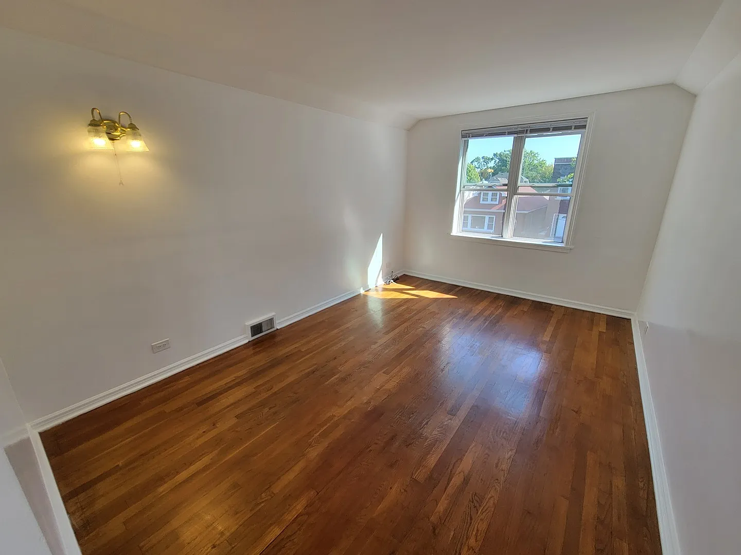 2 bed, 1100 sqft, $1,800 — Photo 2