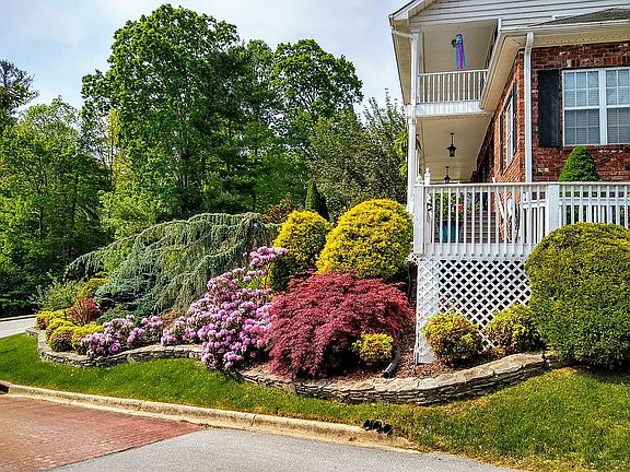 5th image of 601 Carriage Commons Dr