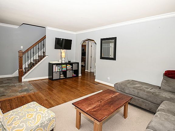 5th image of 60 Arlington Pl
