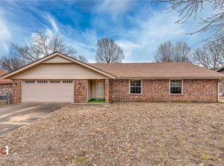 1511 S Heritage Cir, Rogers, AR 72758