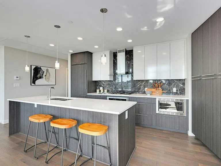 5033 Cambie St #604 — Photo 2