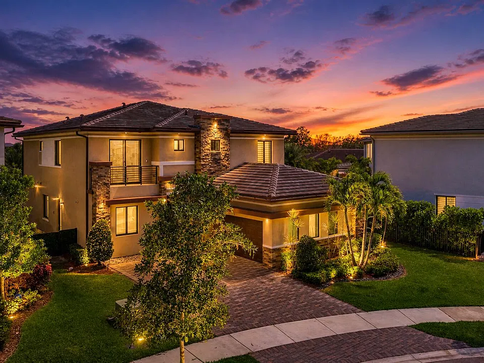 10768 Azul Ln