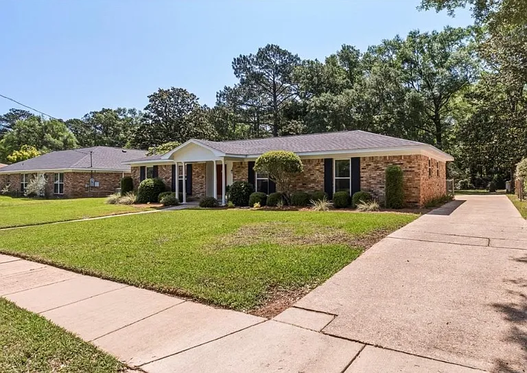 4217 Spring Valley Dr S — Photo 2