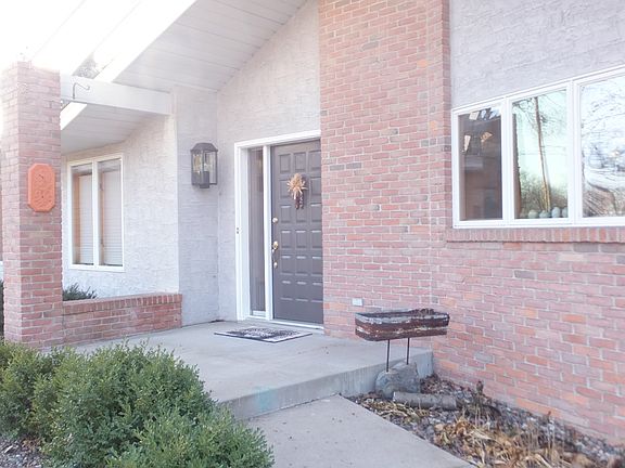 3rd image of 390 Sandhurst Cir