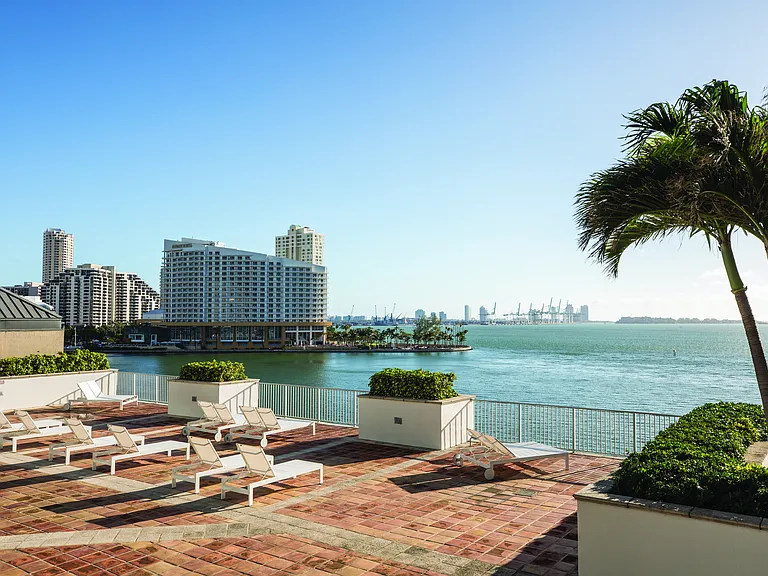 Yacht Club at Brickell Apartments — Photo 11