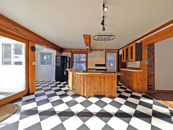 4th image of 86 E Main St
