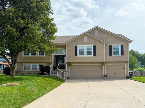 2102 Patti Ln, Greenwood, MO 64034