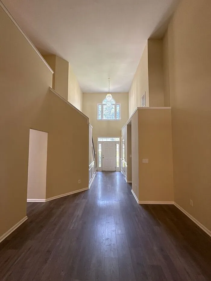 4 bed, 2.5 bath, 2700 sqft, $2,350 — Photo 2