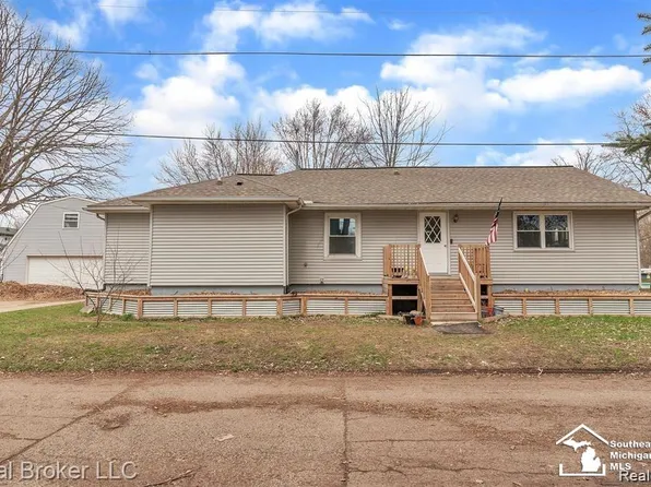 4540 N 5th St, Luna Pier, MI 48157