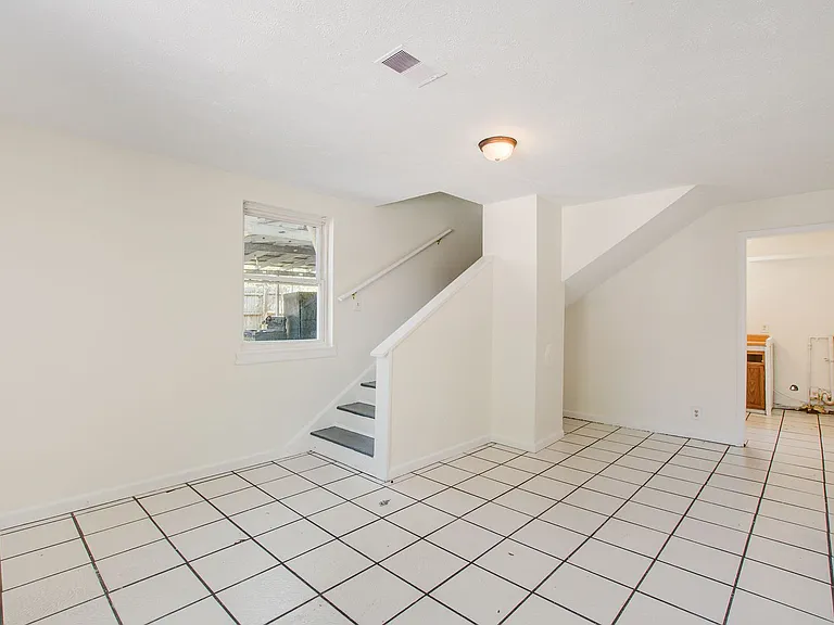 2418 1/2 Laurel St — Photo 11