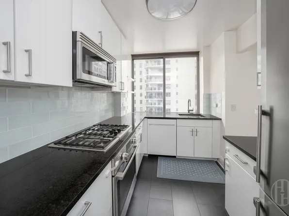 300 East 64th Street image 4 of 7