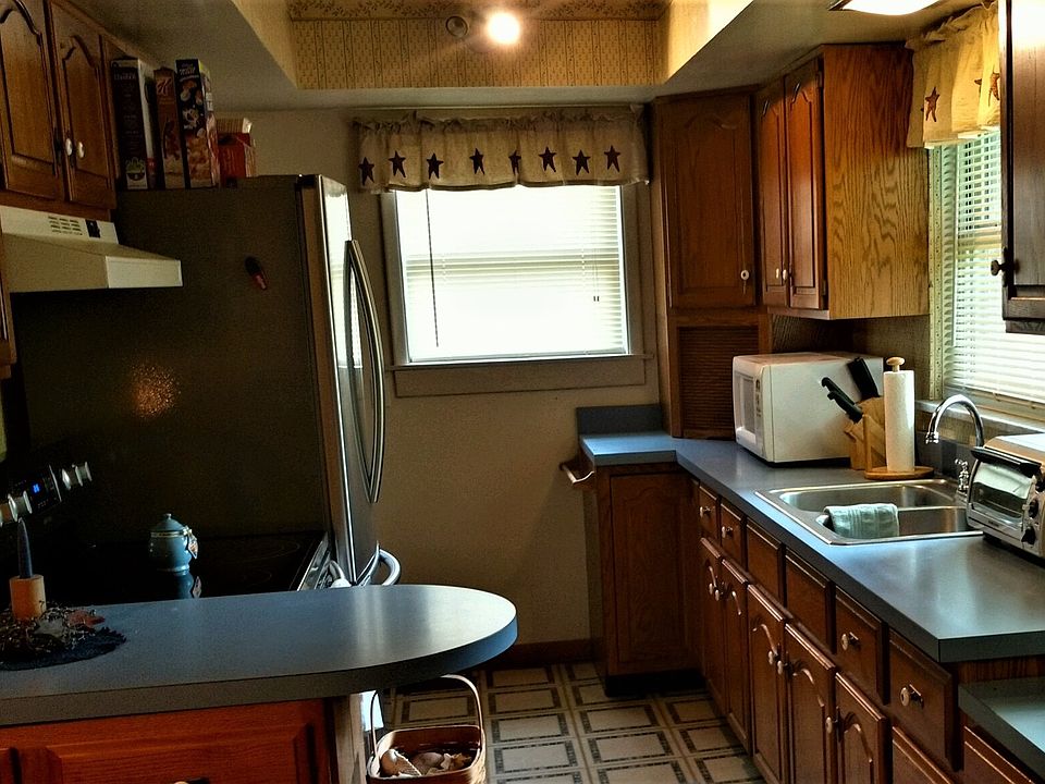 Beautiful kitchen with lots of counter space