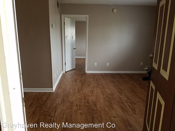 3rd image of 305 Valley View Dr APT 18