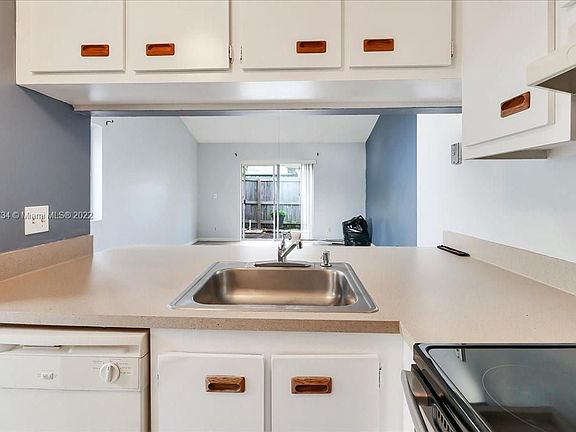 5th image of 1964 Windsor Dr #128
