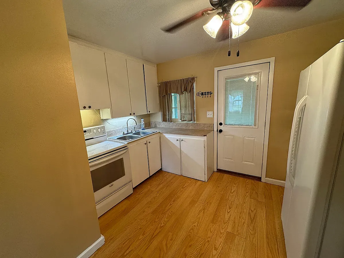3 bed, 800 sqft, $1,575 — Photo 4