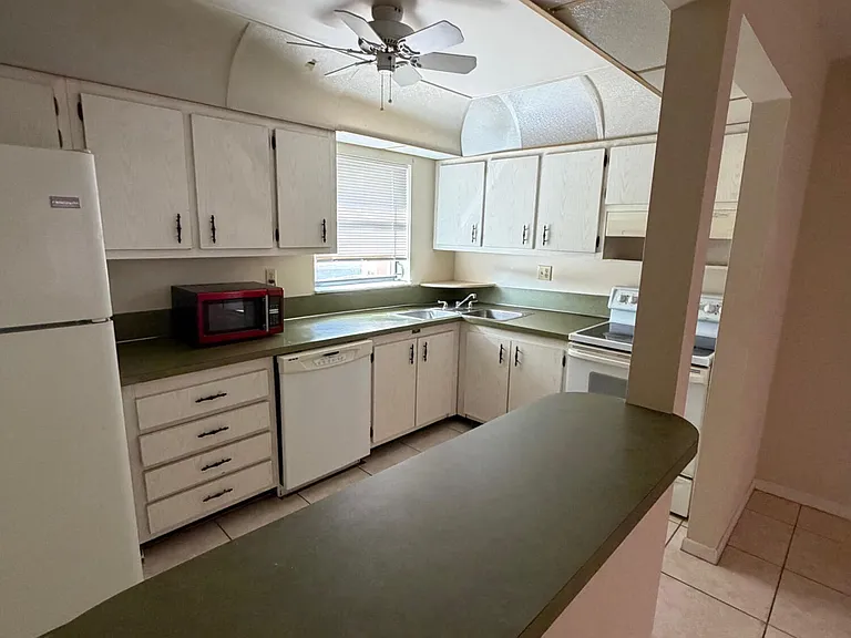 50 SE 12th St #1520 — Photo 2