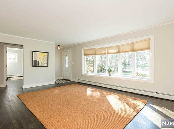 2nd image of 106 Lakeview Ter