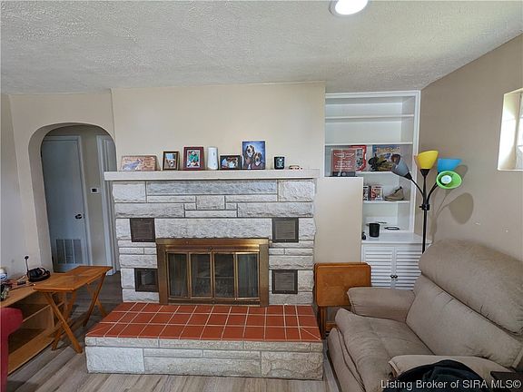 5th image of 307 E Florence Street