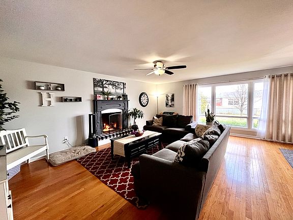 3rd image of 615 Safford Ave