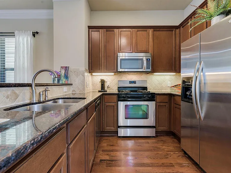 1716 Edwards St — Photo 18