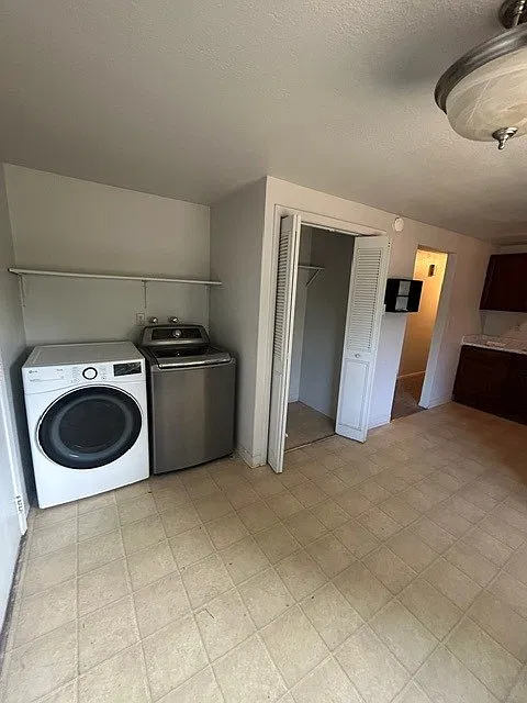 3 bed, 1000 sqft, $1,800 — Photo 2