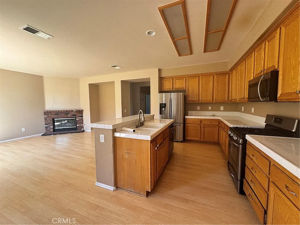 5 bed, 2999 sqft, $3,750 — Photo 3