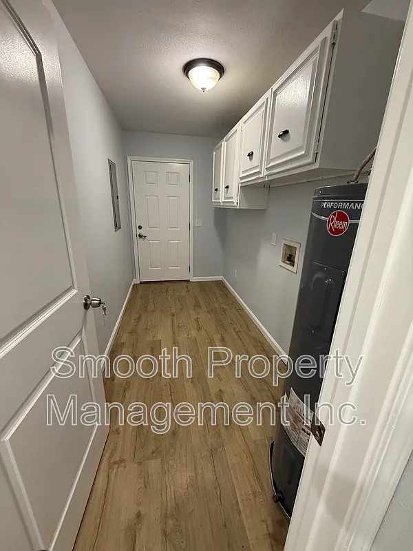 4 bed, 2.0 bath, 2500 sqft, $2,200 — Photo 2