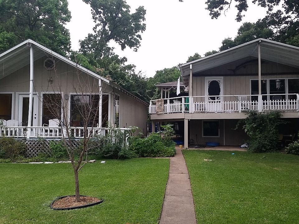 Main house right/ Apt left