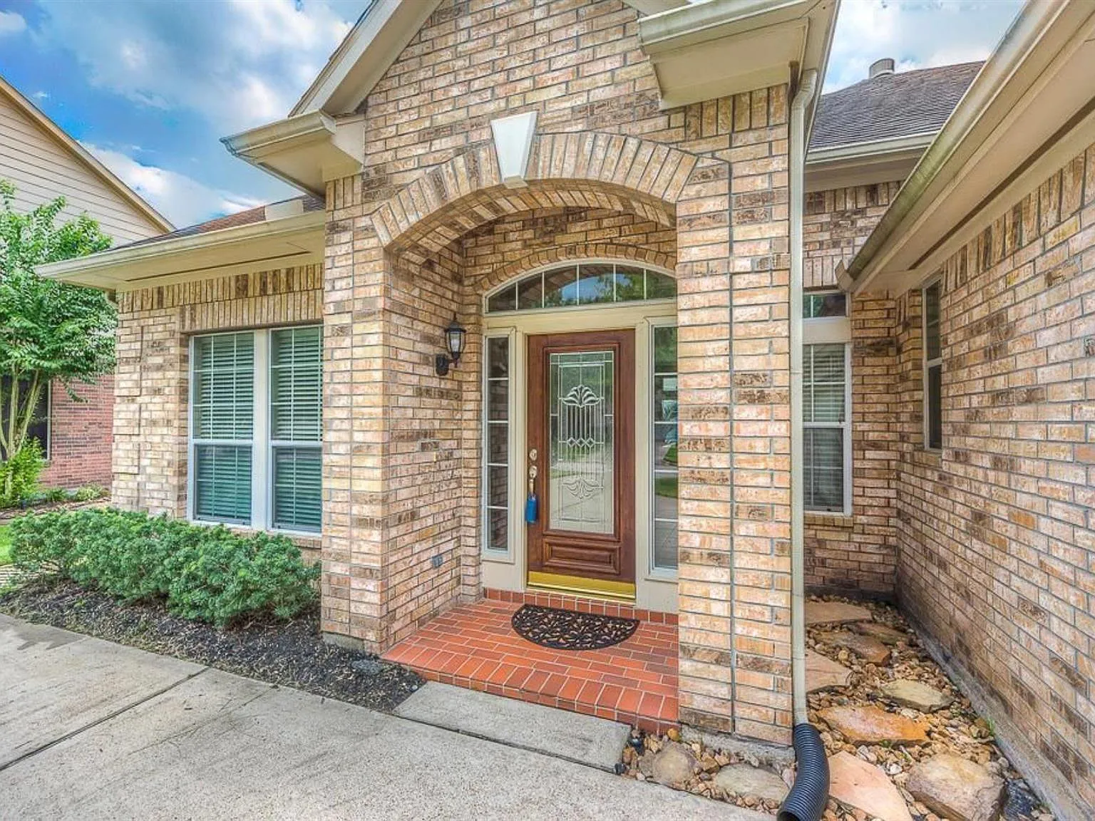 3 bed, 2.0 bath, 2225 sqft, $2,550 — Photo 2
