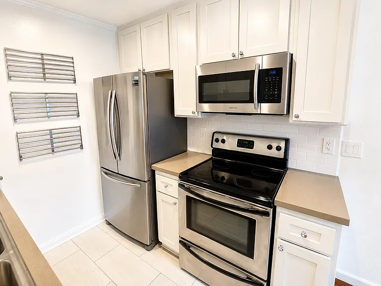 1351 N Orange Dr — Photo 24