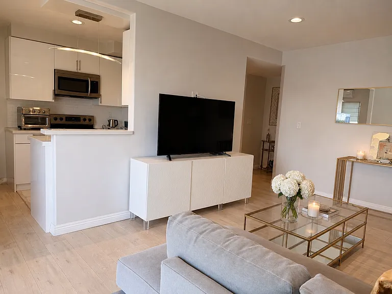 1228 S Saltair Ave #5 — Photo 2