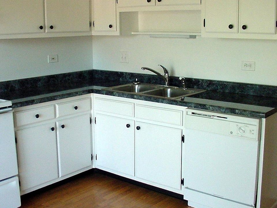 Kitchen. Electric oven, dishwasher, patio.