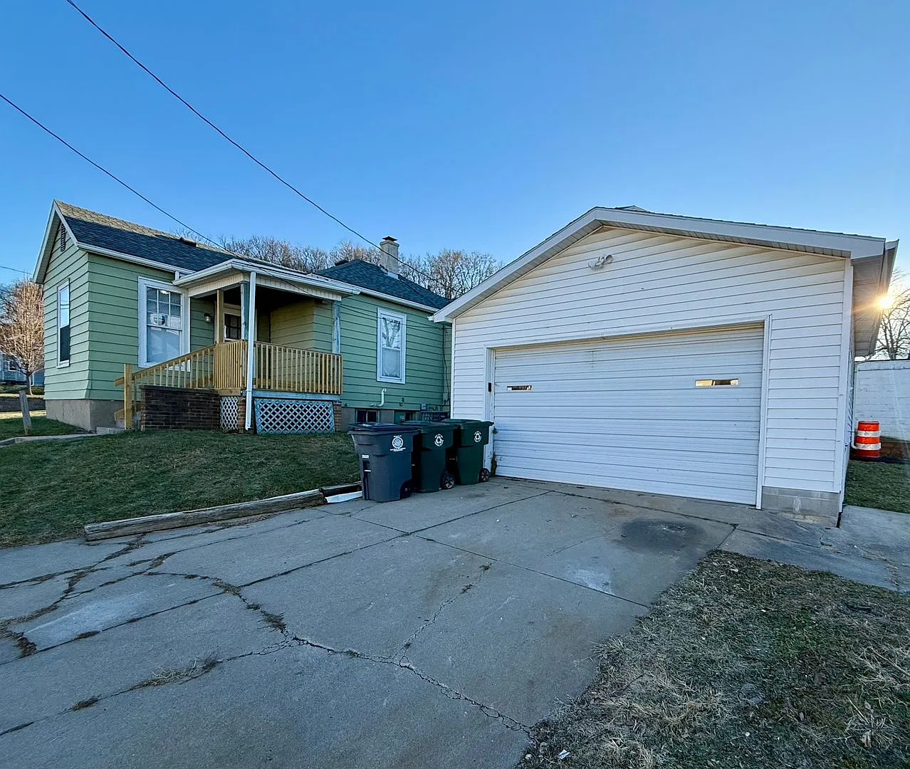 Charming 2 Bedroom Home with Garage on Corner Lot — Photo 1
