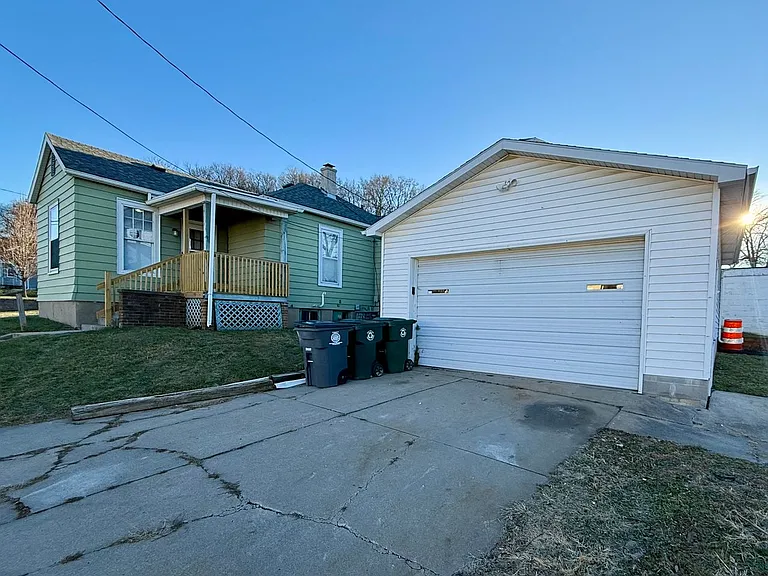 140 Lincoln Ave — Photo 1