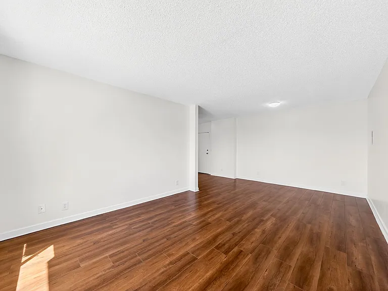 Serrano Apartments — Photo 12