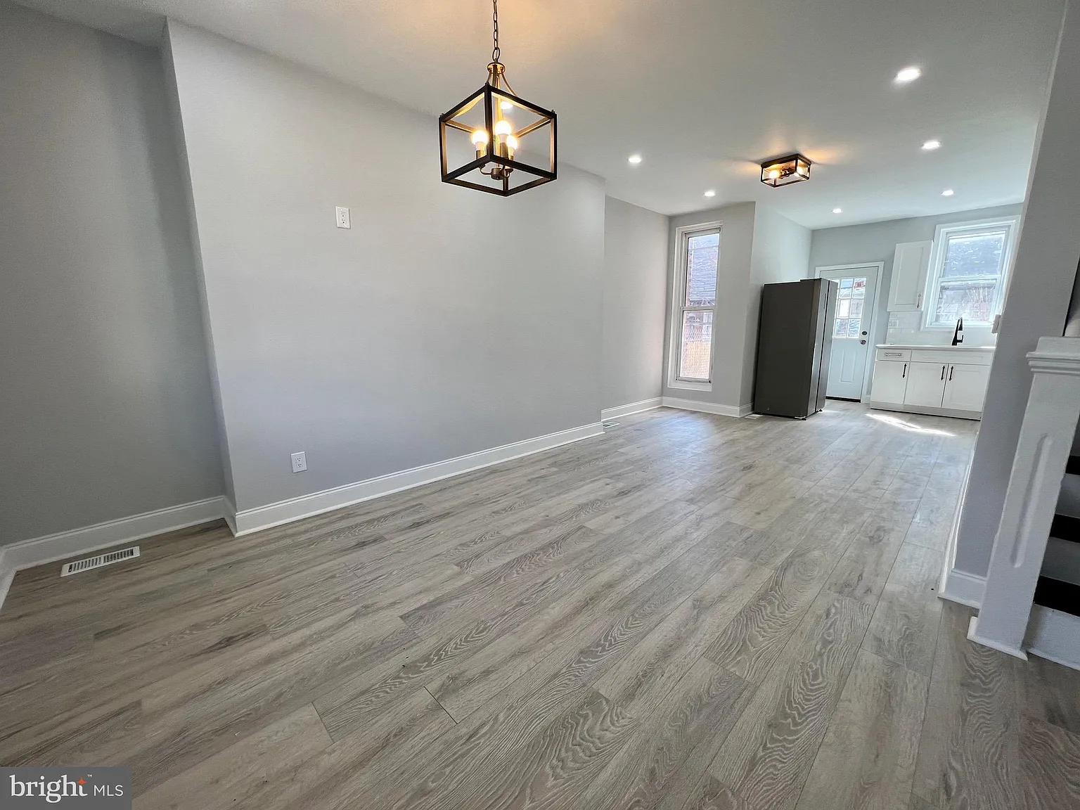 3 bed, 1000 sqft, $2,000 — Photo 2