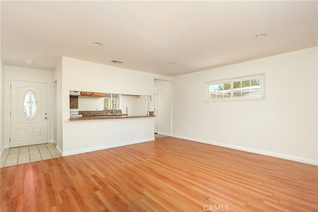 3 bed, 950 sqft, $2,650 — Photo 3