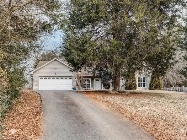 102 Comenius Ct, Winston Salem, NC 27106