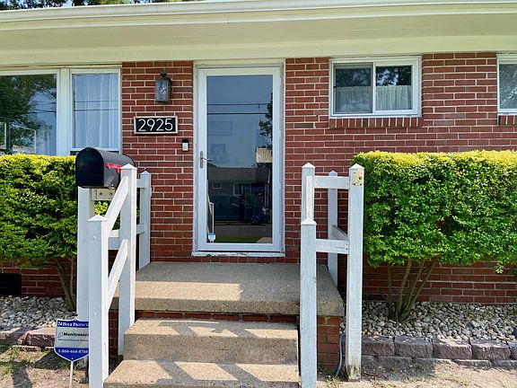 5th image of 2925 E Malden Ave