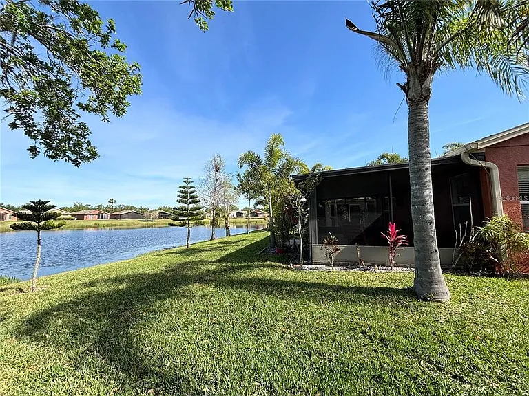 585 Grand Canal Dr — Photo 6