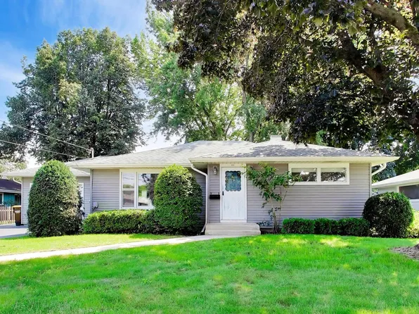 611 W Kimball Ave, Woodstock, IL 60098