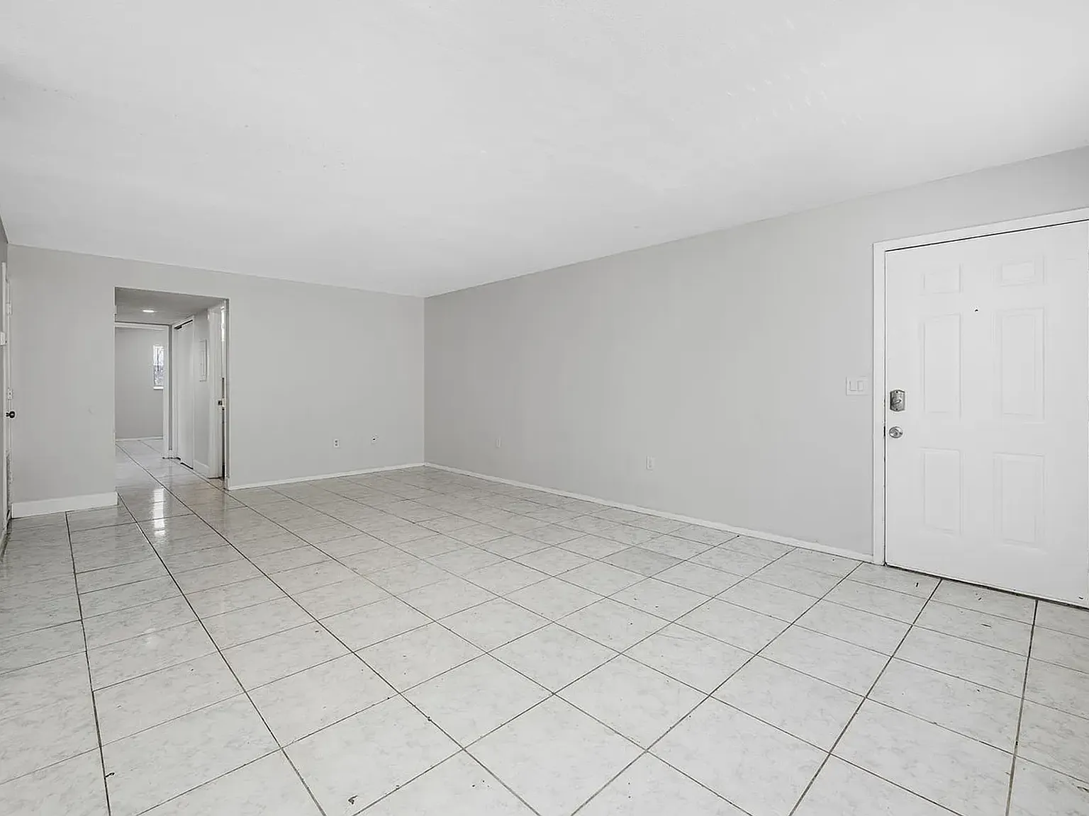 Spacious Clearwater Apartment with Laundry On Site — Photo 4