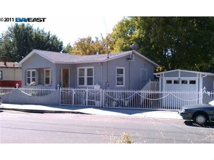 21135 Western Blvd photo 1