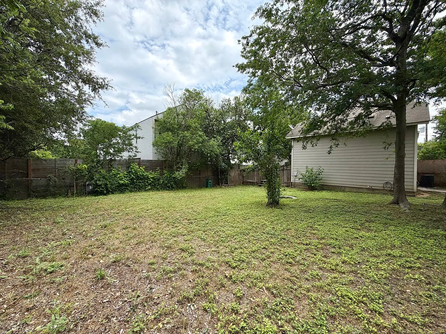 3BR Home with Primary Suite Downstairs & Open-Concept Living — Photo 2