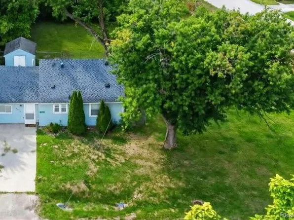 2070 Harwine St, Flint, MI 48532